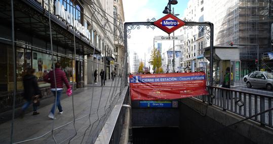Entrada de la estación de Metro de Gran Vía, cerrada por obras