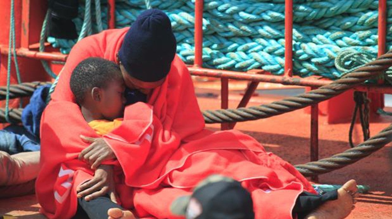 Un niño y su familiar, tras ser rescatados de una patera en las costas andaluzas