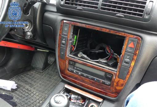 Uno de los coches robados, por dentro