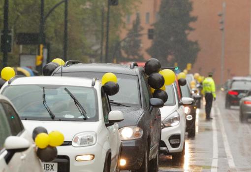 Caravana de coches para protestar por el abuso de temporalidad que sufren miles de empleados públicos interinos en Aragón