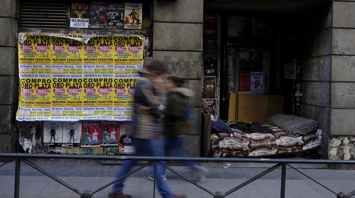 Carteles que anuncian la compra de oro y plata, en una pared del centro de Madrid