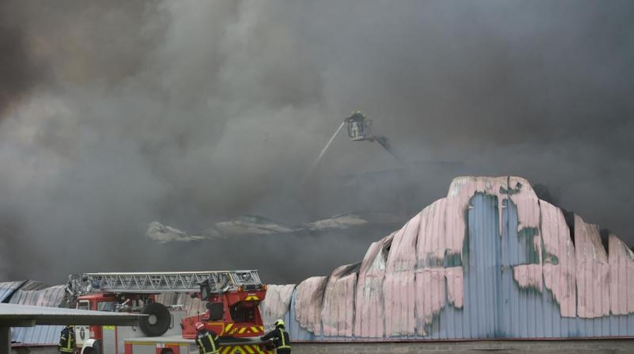 Bomberos trabajan en la extinción de un incendio en el Polígono Industrial Ceao