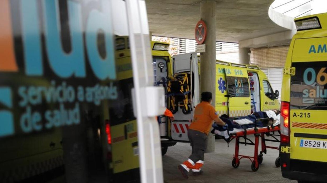 Ambulancias a las puertas de un hospital de Zaragoza