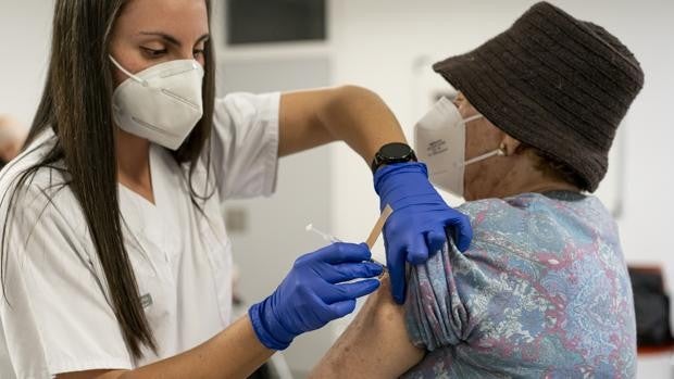 Estos son los grupos de población que recibirán las vacunas del coronavirus en Valencia esta semana