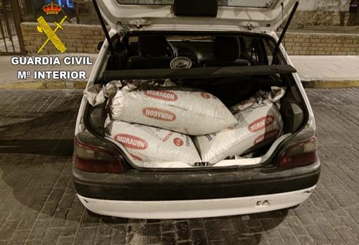 La Guardia Civil interceptó el vehículo con 150 kilos de pienso