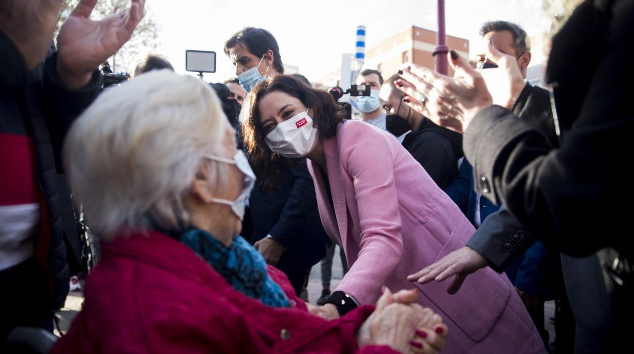 Díaz Ayuso, en su visita de precampaña a Parla