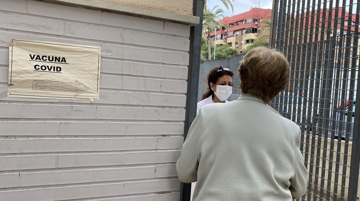 Imagen de un centro de salud de Alicante durante la vacunación contra el coronavirus