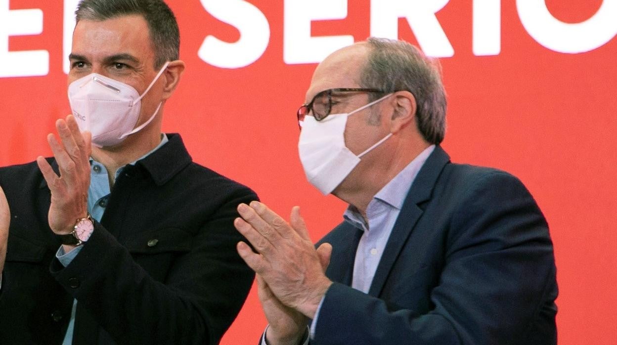 El presidente del Gobierno, Pedro Sánchez, junto al candidato a la presidenta de la Comunidad de Madrid, Ángel Gabilondo