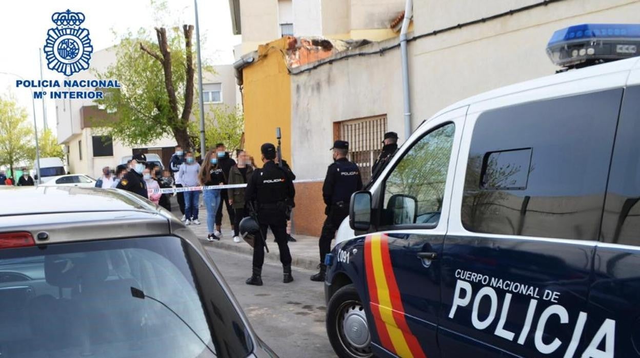 Parte del dispositivo policial en El Cerrico a finales de marzo. Los agentes acudieron con armas largas