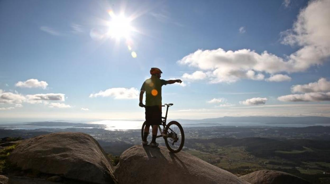 Turista realizando una escapada en bicicleta en O Salnés