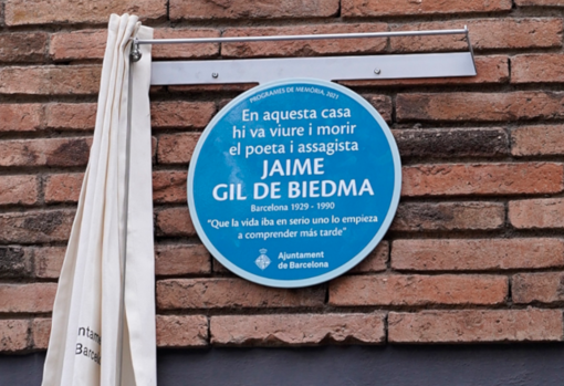 Detalle de la placa dedicada a Gil de Biedma