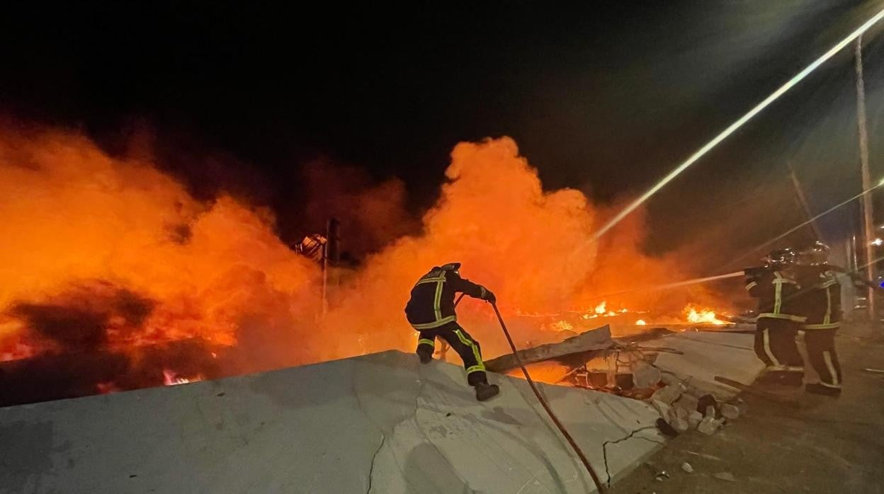 Un bombero de Madrid, colaborando en las tareas de extinción del fuego de Seseña, esta pasada noche