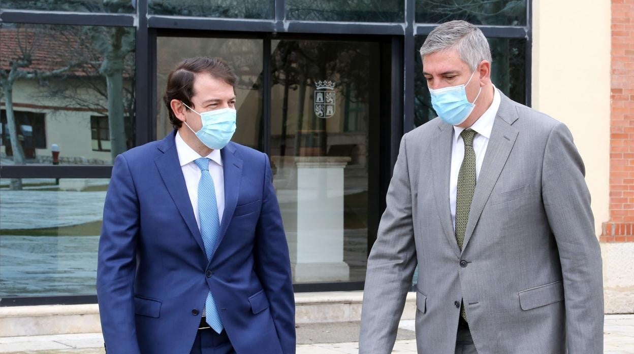 El presidente de la Junta de Castilla y León, Alfonso Fernández Mañueco, y el presidente-director general de Renault España, José Vicente de los Mozos, durante su encuentro el pasado enero