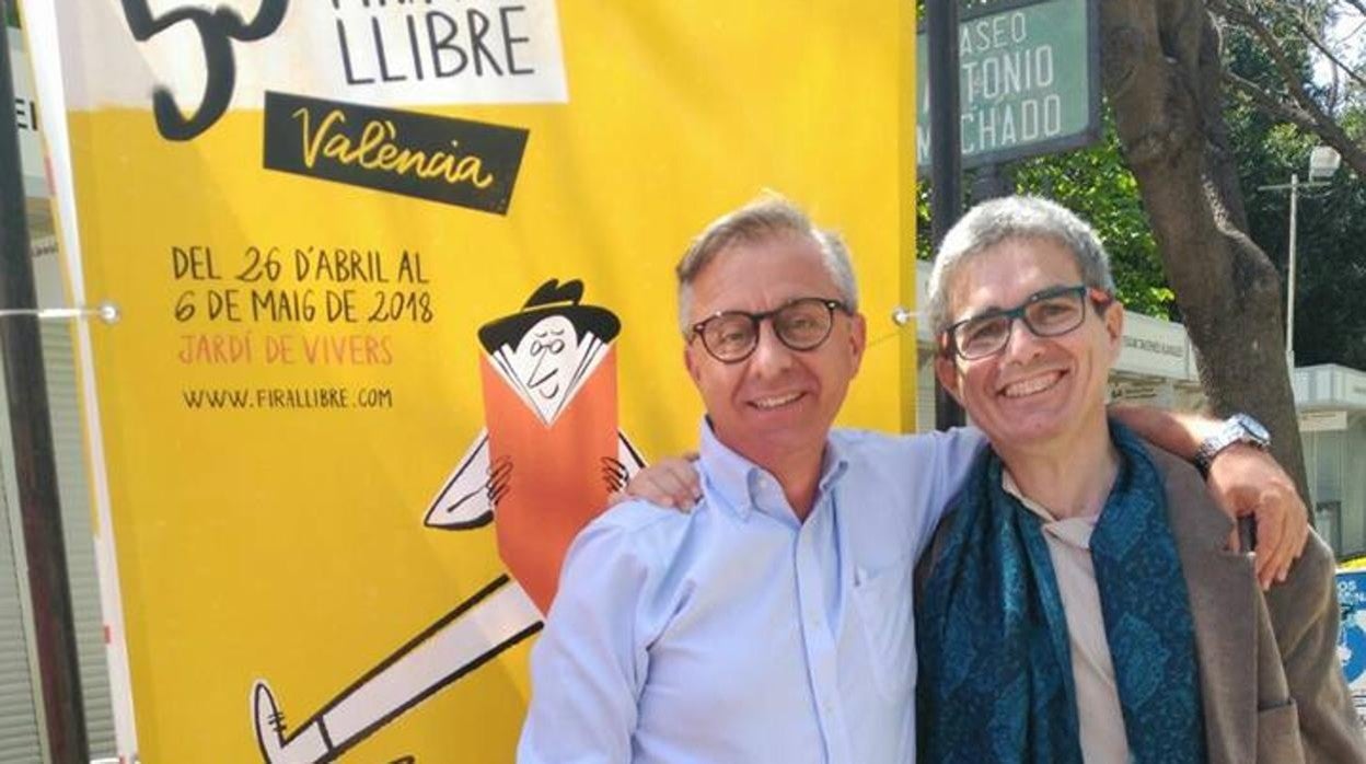 Imagen del editor Toni Alcolea con el colaborador de ABC Ferran Garrido