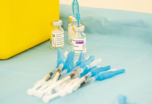 Imagen de unos viales de la vacuna de AstraZeneca tomada en el hospital de campaña de Valencia