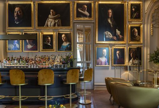 Cuadros de personalidades españolas, realizados por Paula Anta, en el bar Pictura