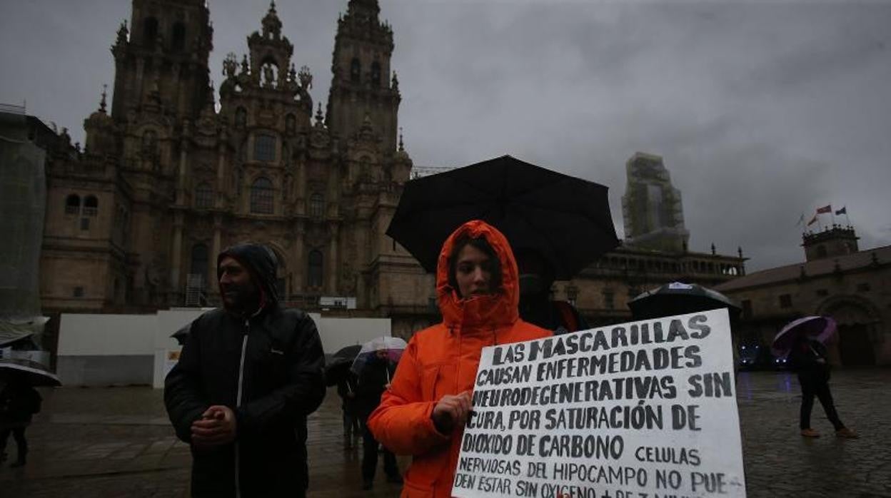 Negacionistas en una manifestación en Santiago, muchos de ellos sin mascarilla