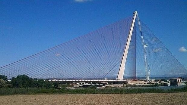 El Ayuntamiento de Talavera gastará 21.000 euros en reponer los 1.300 metros de cable robado del puente atirantado