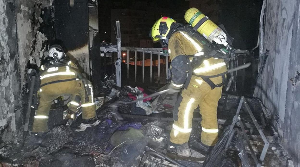 Imagen de archivo de los bomberos en una vivienda incendiada en la provincia de Alicante