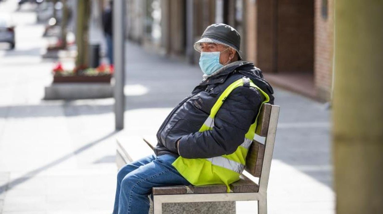 Un hombre sentado en O Grove, municipio que continuará cerrado por culpa del coronavirus