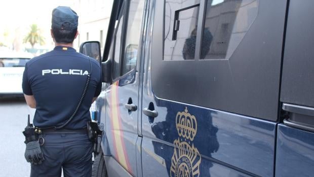 Un joven agrede a puñetazos a un policía en Valencia tras pedirle que se pusiera la mascarilla