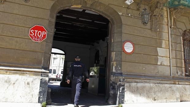 Cárcel para el hombre que causó una triple fractura de mandíbula a una agente de la Policía Nacional en Valencia