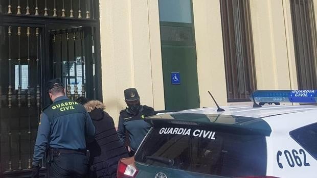 Una estafadora reincidente, detenida tras intentar sacar 2000 euros de una oficina bancaria con un DNI robado