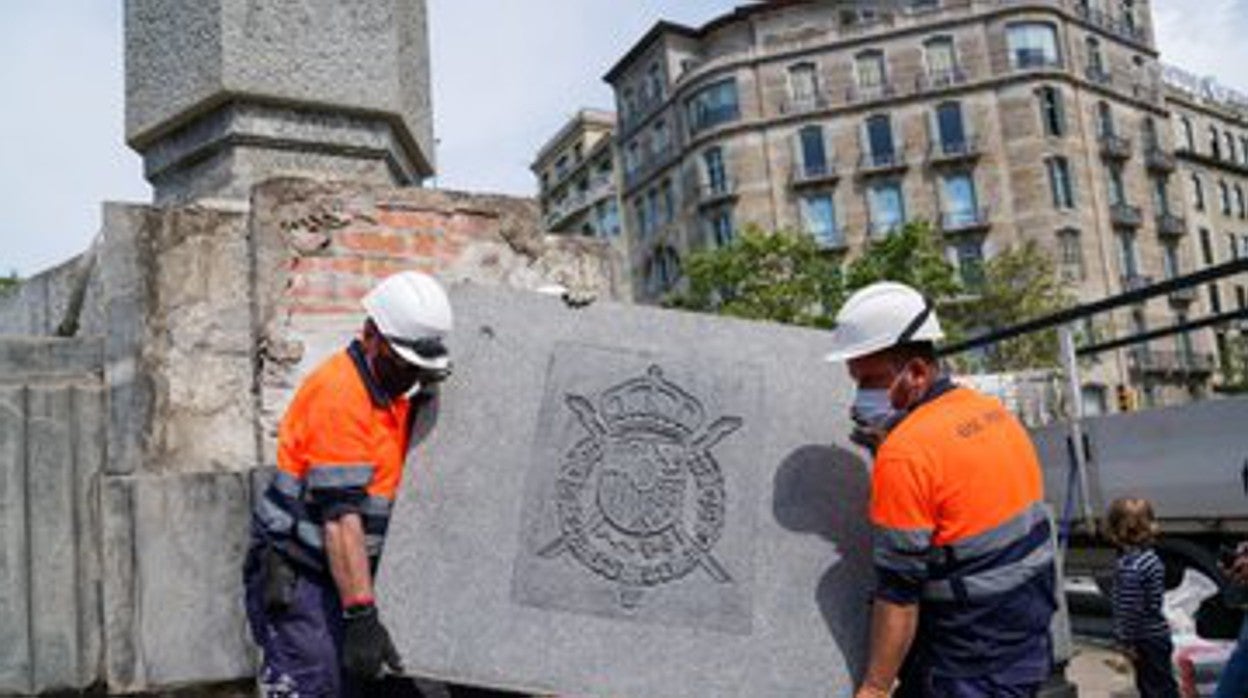 Unos operarios han retirado esta mañana el escudo del obelisco que preside la plaza