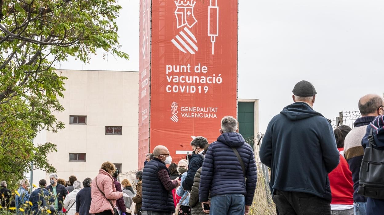 Imagen de las colas de espera en uno de los puntos de vacunación de la Comunidad Valenciana