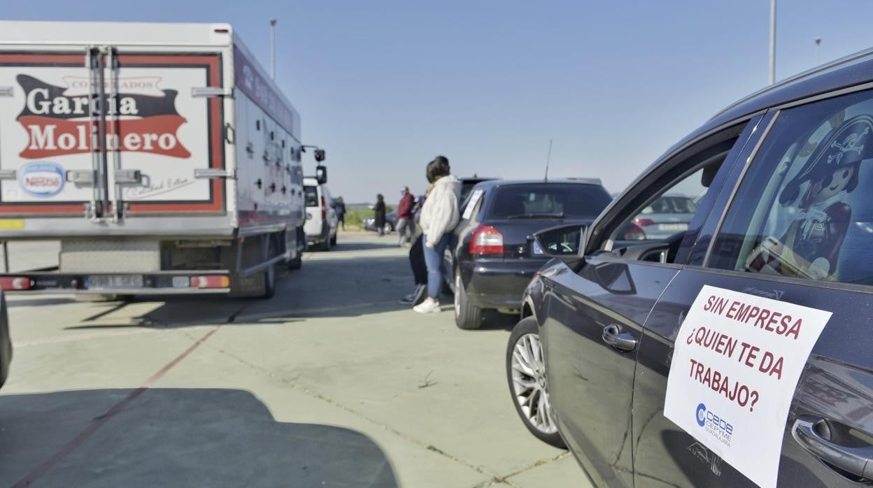 Caravana de vehículos que ha participado en la protesta de los empresarios de la provincia de Guadalajara