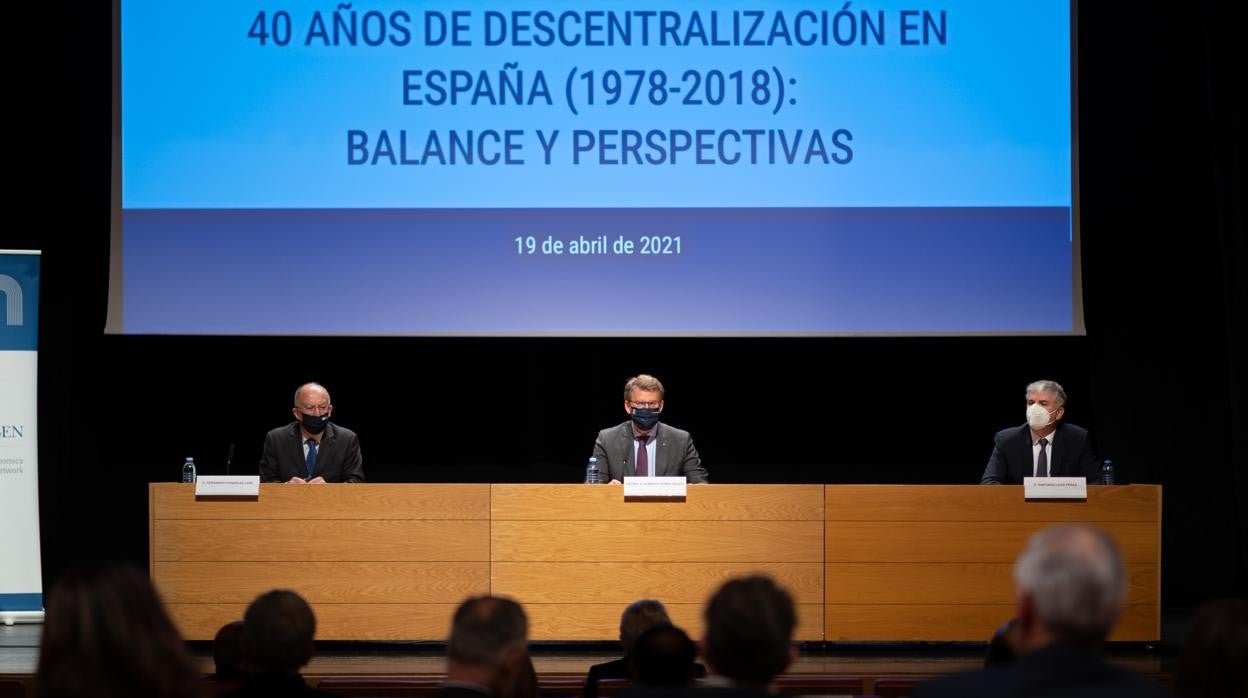 Feijóo, en el centro, este lunes en Santiago, en el Auditorio Abanca