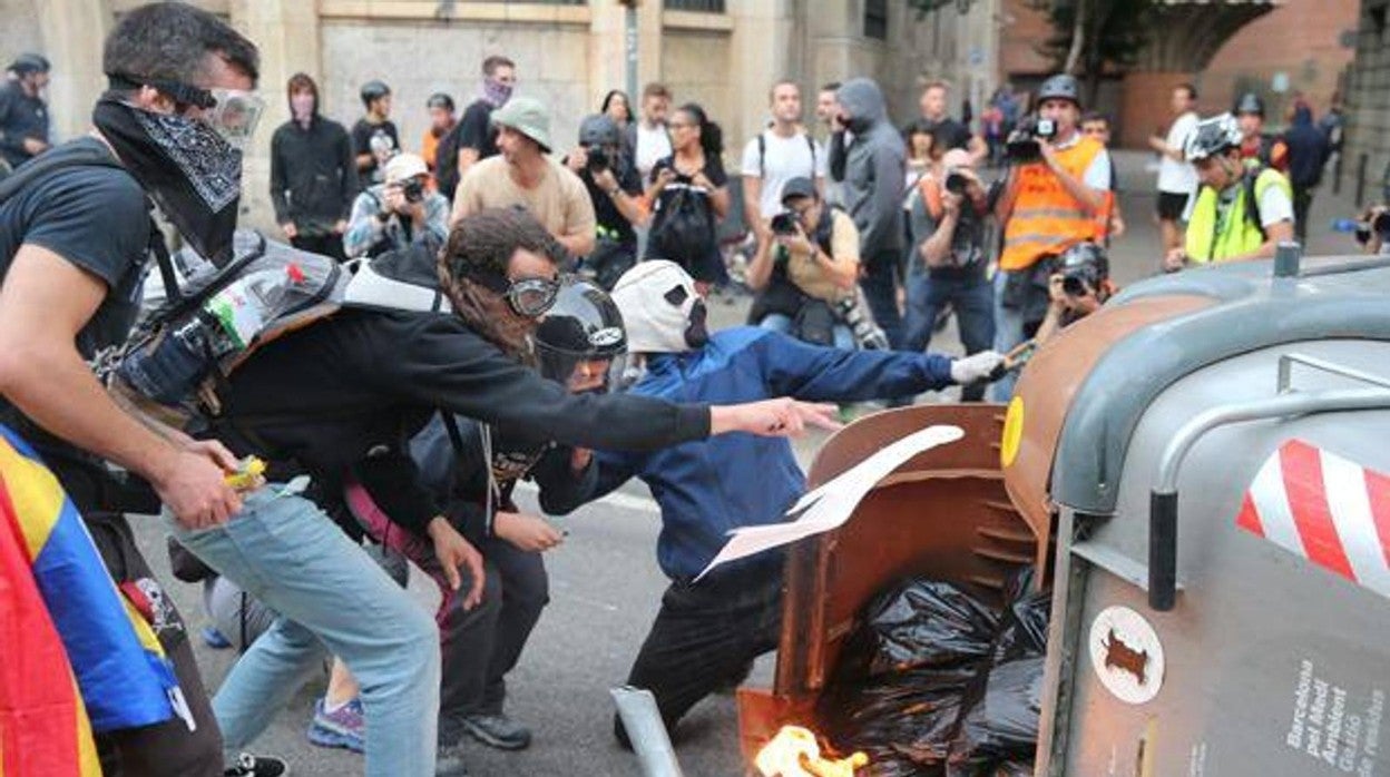 Una manifestación secesionista incendia contenedores para hacer barricadas