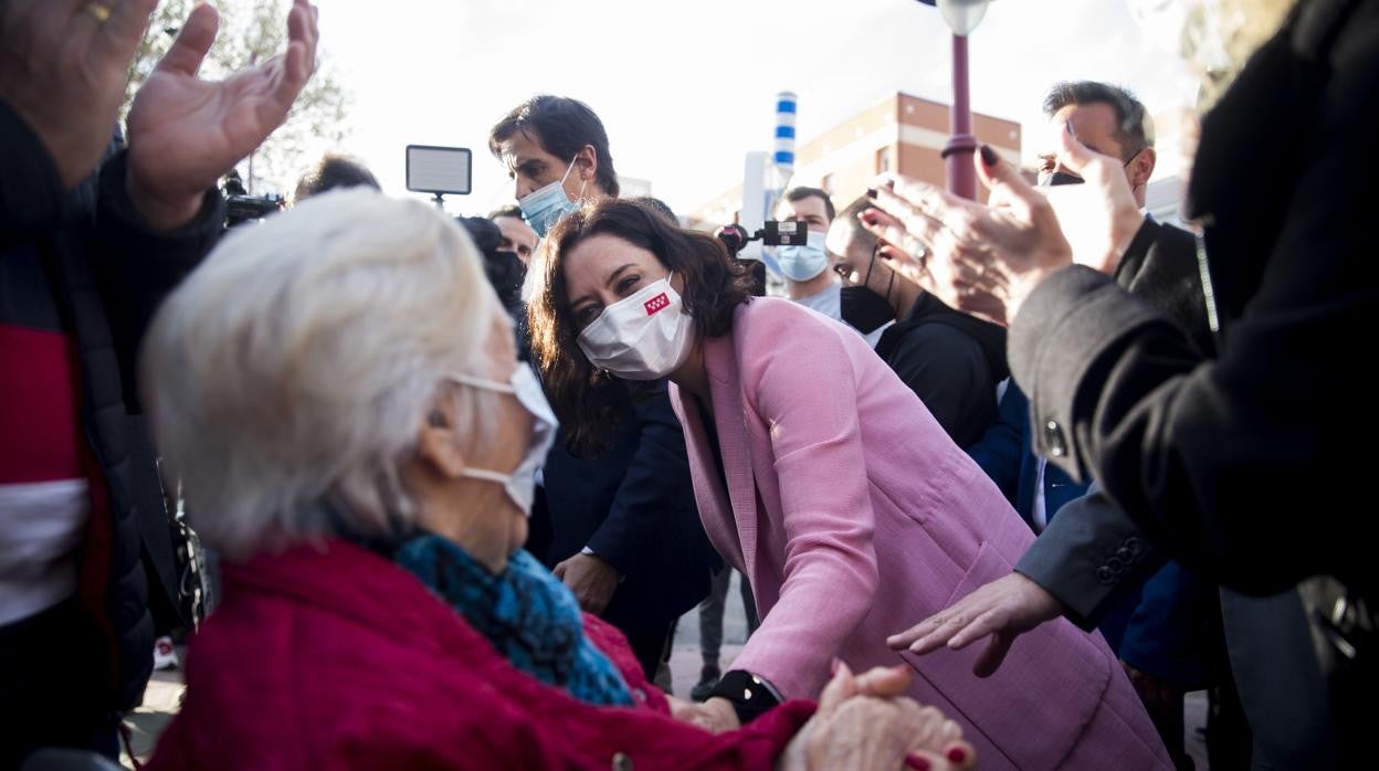 La presidenta de la Comunidad de Madrid, Isabel Díaz Ayuso, visitando el municipio de Parla