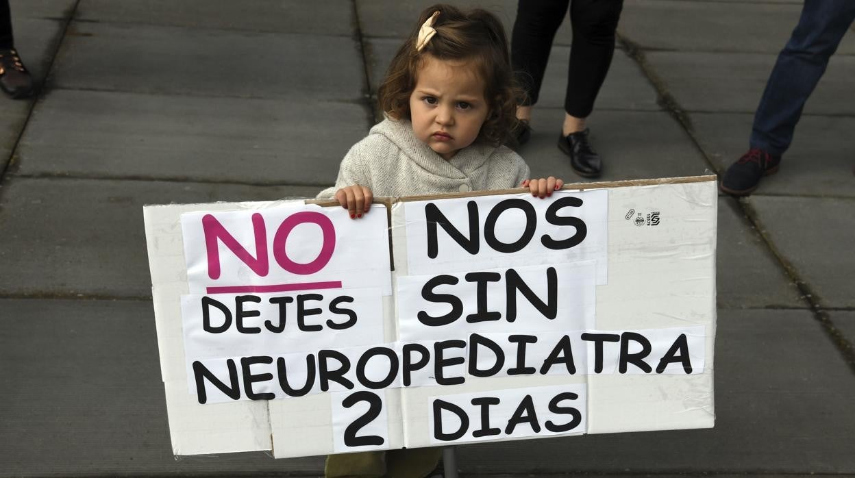 Protestas frente al HUBU por el recorte del neuropediatra de Burgos