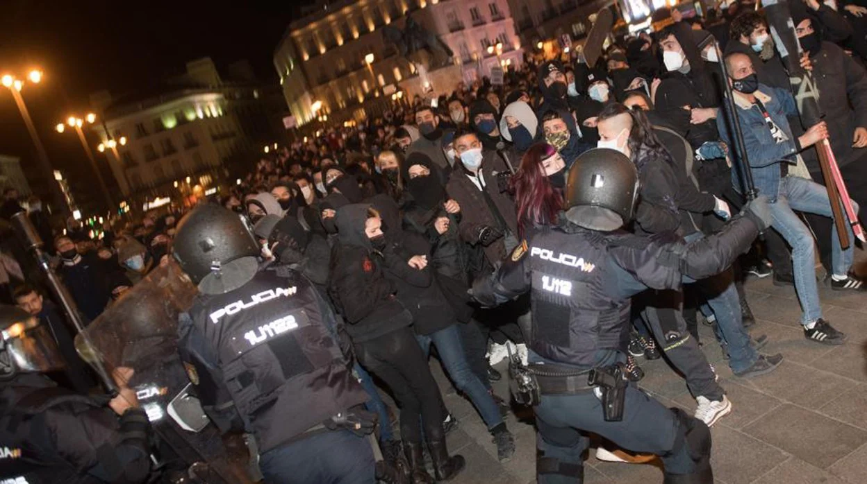 Policías antidisturbios en las protestas tras el encarcelamiento del rapero Hasel