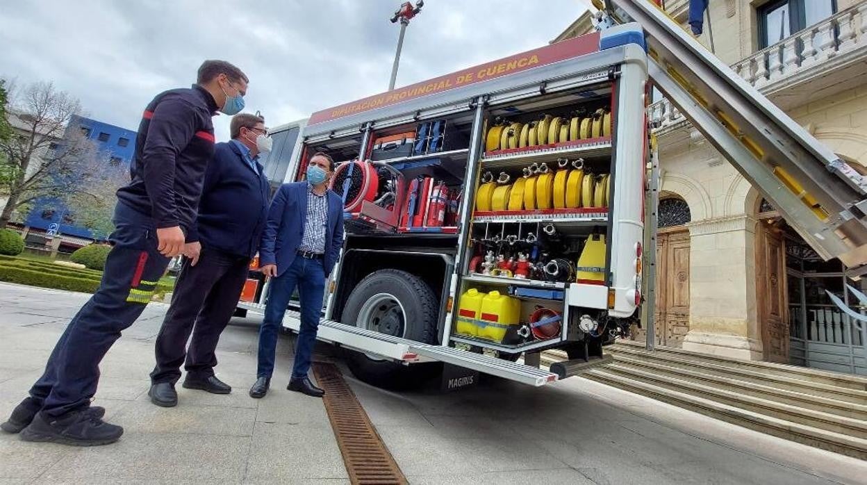 El presidente de la Diputación de Cuenca en la presentación de un nuevo camión de bomberos para Montilla del Palancar