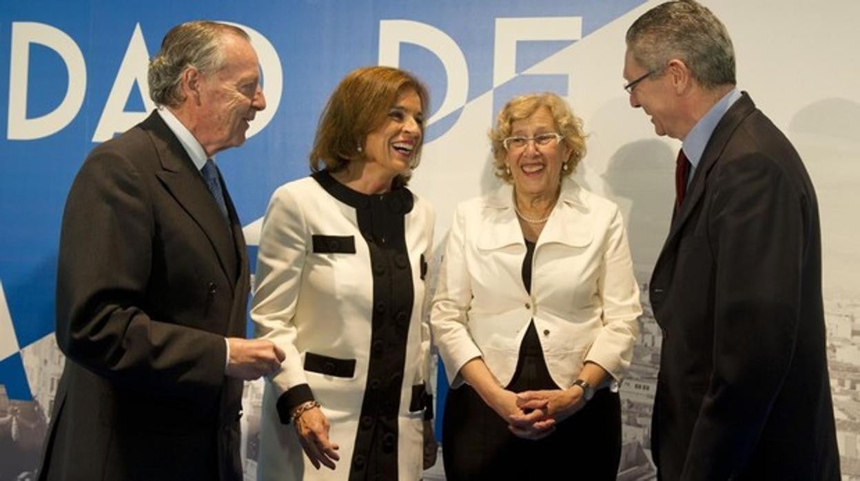 Botella y Carmena, junto a Álvarez del Manzanoy Ruiz-Gallardón en la entrega de medallas de 2016