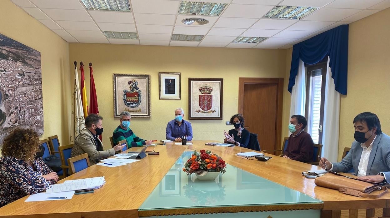 De izda. a dcha., la alcaldesa de Villafranca, María Carmen Segura; el director general de Medio Ambiente, Pablo Muñoz; el concejal de Industria de Caparroso, Marcos Guemberena; el alcalde de Caparroso, Carlos Alcuaz; la consejera de Desarrollo Rural y Medio Ambiente, Itiziar Gómez; el director general de Agricultura y Ganadería, Ignacio Gil; y el alcalde de Marcilla, Mario Fabo.