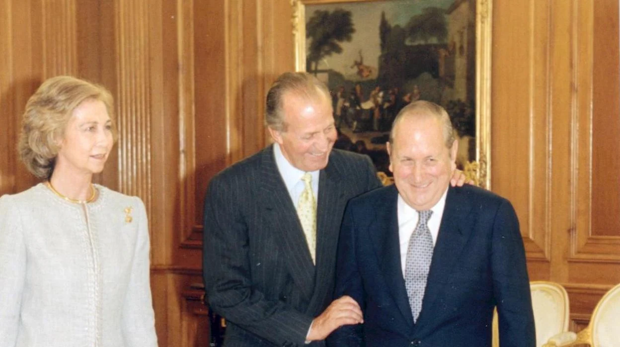 Doña Sofía y Don Juan Carlos junto a José Joaquín Puig de la Bellacasa, en La Zarzuela, en 1998
