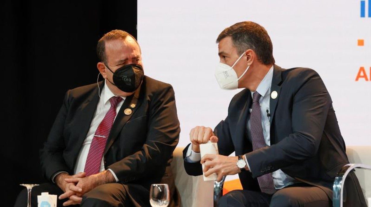 Pedro Sánchez junto al presidente de Guatemala, Alejandro Giammattei