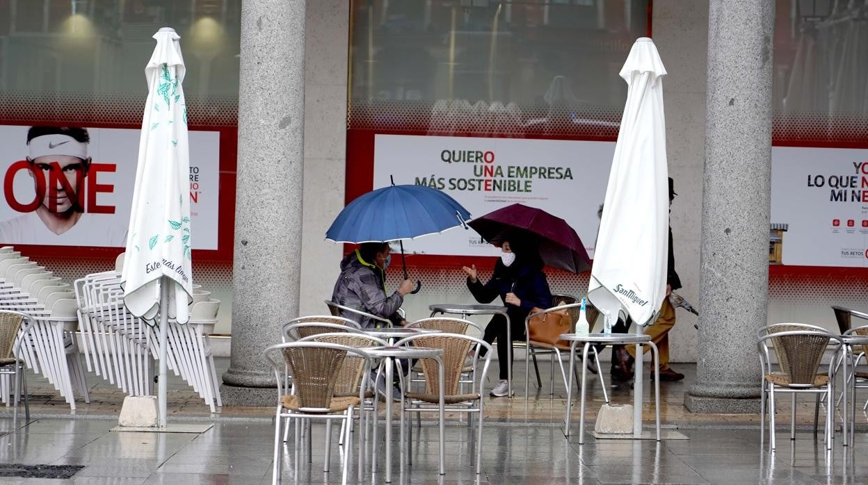 Dos personas consumen en una terraza de Valladolid al estar cerrado el interior de la hostelería