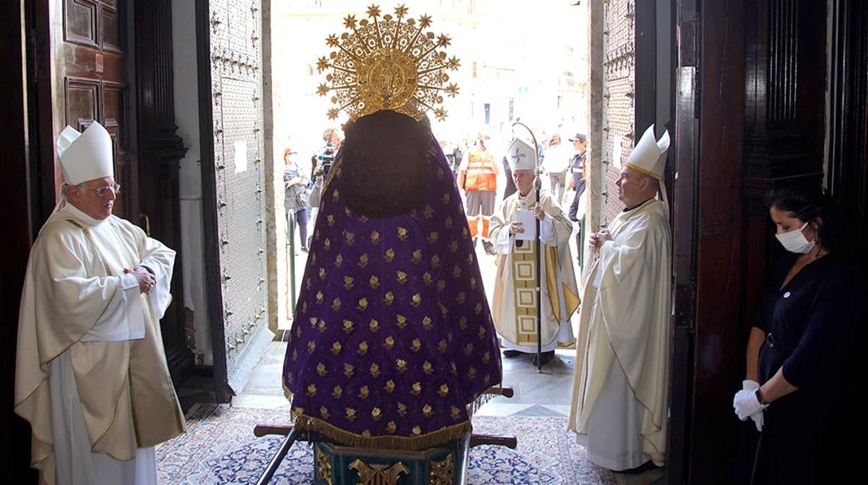 Imagen de la Virgen de los Desamparados, orientada hacia la Plaza de la Virgen de Valencia, en el interior de la Basílica