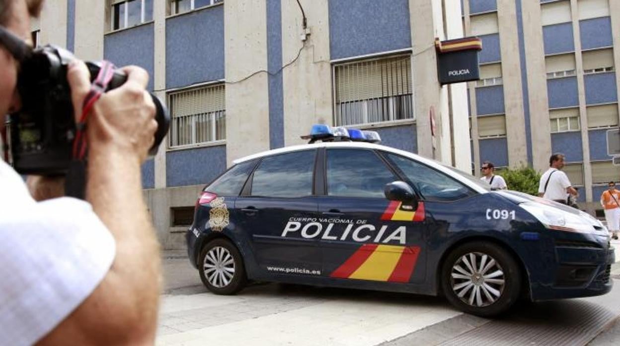 Coche patrulla a las puertas de la Jefatura Superior de Policía de Zaragoza