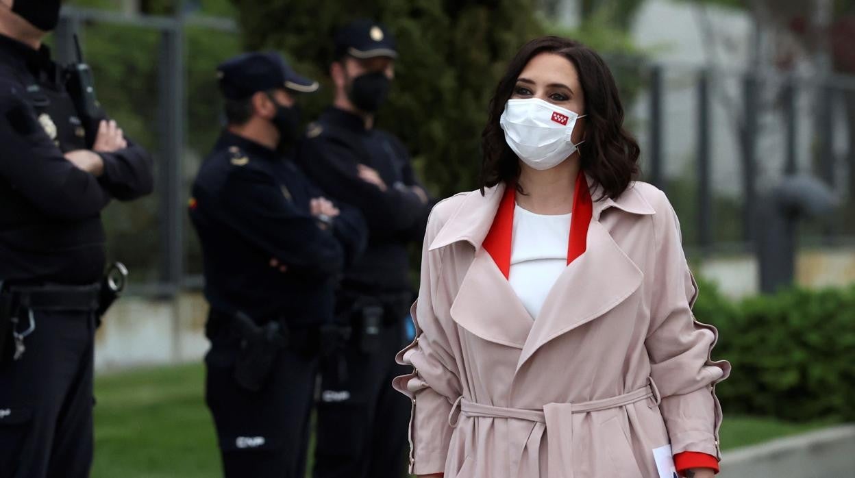 La presidenta madrileña, Isabel Díaz Ayuso, llega a Telemadrid