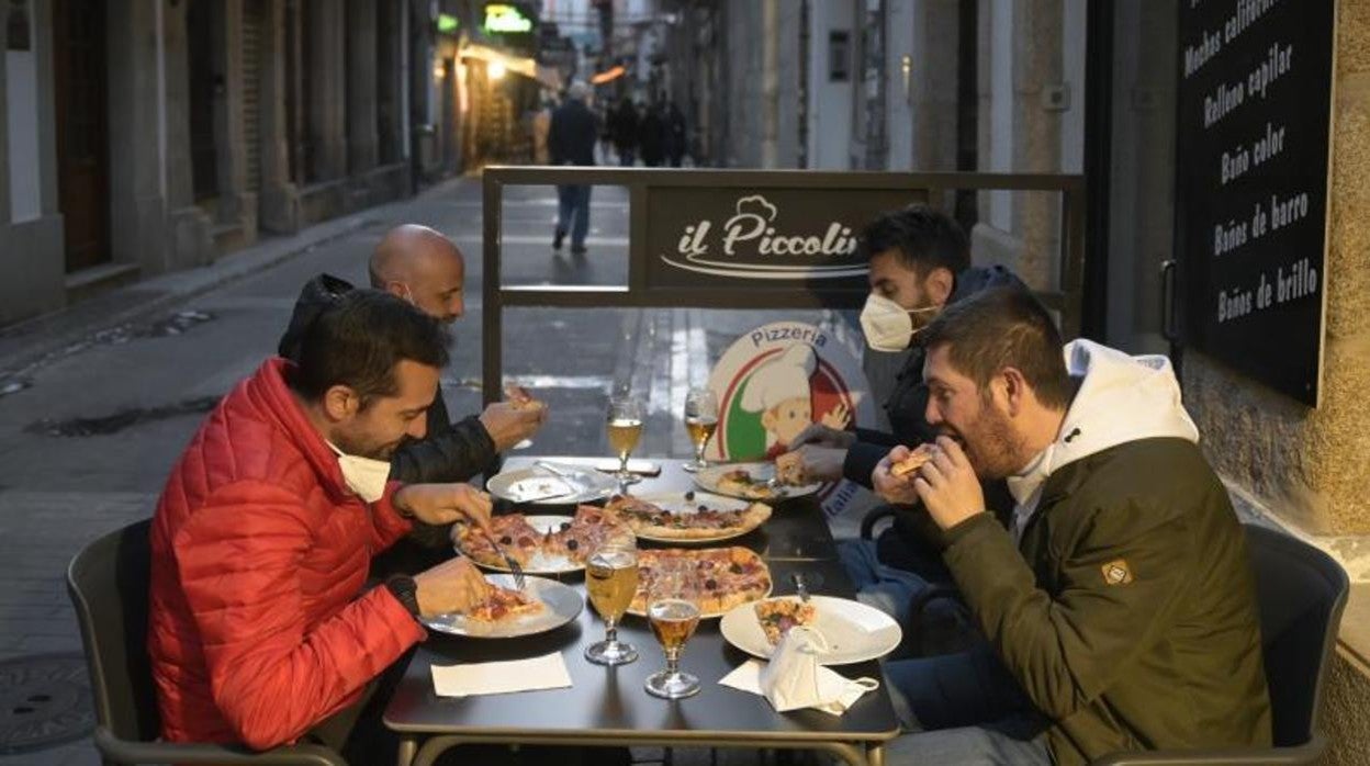 Personas cenando en un restaurante de La Coruña, donde se ha permitido la reapertura hasta las 23.00 horas en la desescalada de las restricciones del coronavirus