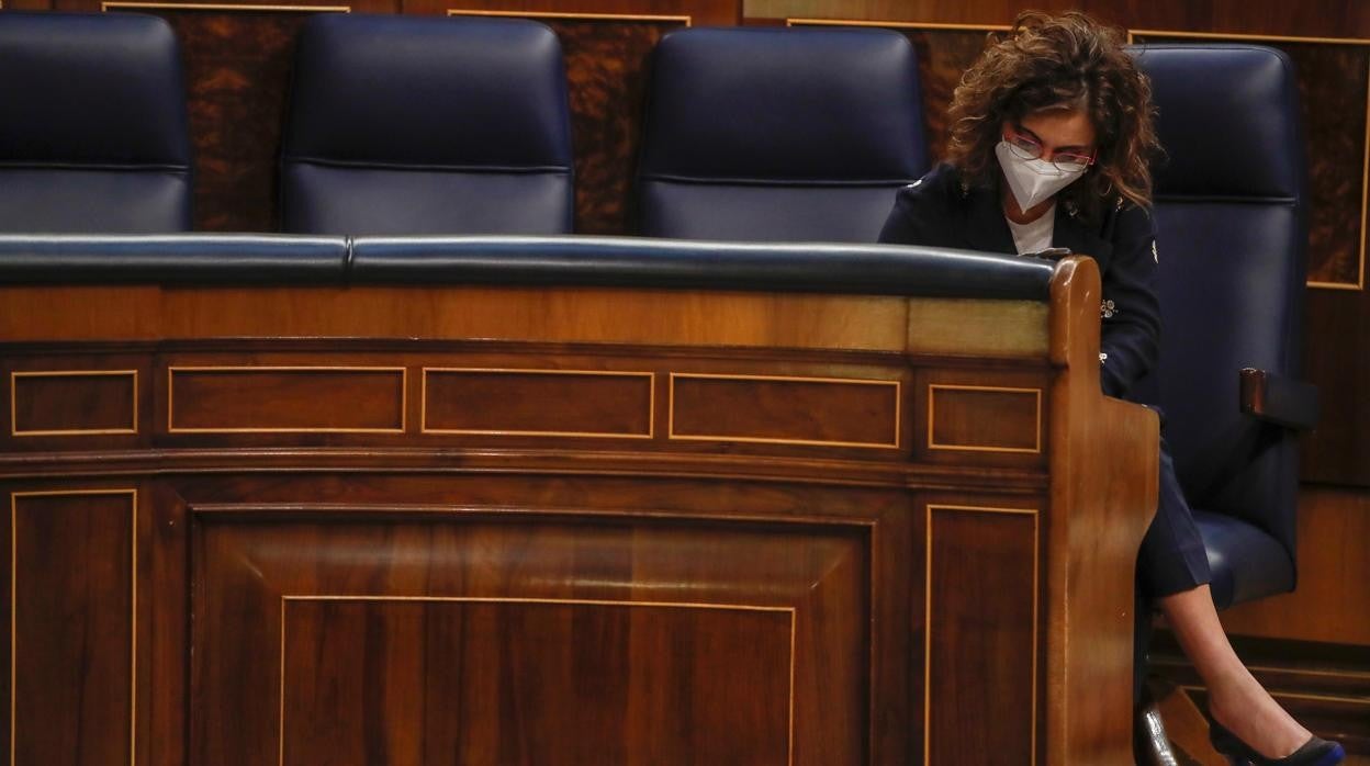 María Jesús Montero, tomando notas desde su escaño, este miércoles en el Congreso