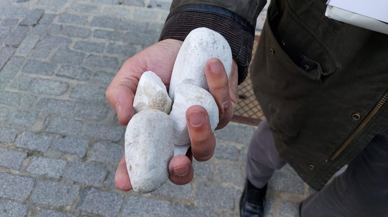 Imagen de las piedras lanzadas contra los simpatizantes de Vox en el acto de Navalcarnero