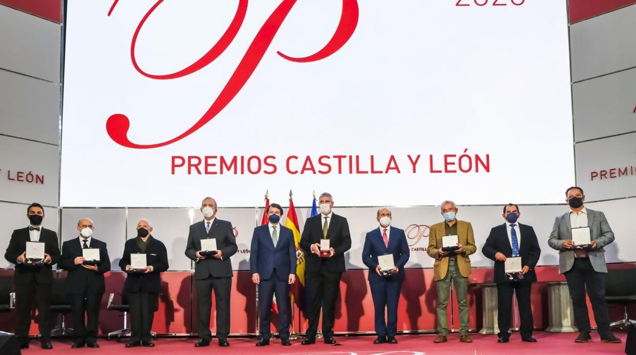 Los galardonados con los Premios Castilla y León de 2020 junto al presidente de la Junta, Alfonso Fernández Mañueco, y el director general de Renault España, José Vicente de los Mozos,, que ha recibido la Medalla de Oro de la Comunidad