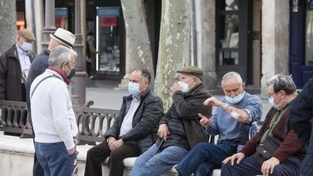 Europa plantea por primera vez relajar el uso de la mascarilla a los ya vacunados