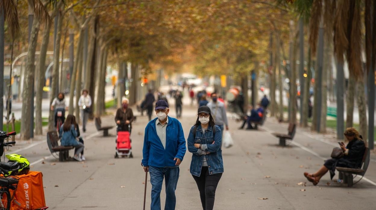 Personas paseando por las calles de Cataluña durante la pandemia